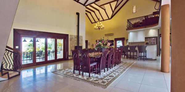 Otjiwarongo: Magnificent 4 Bedr Double Storey Villa for Sale