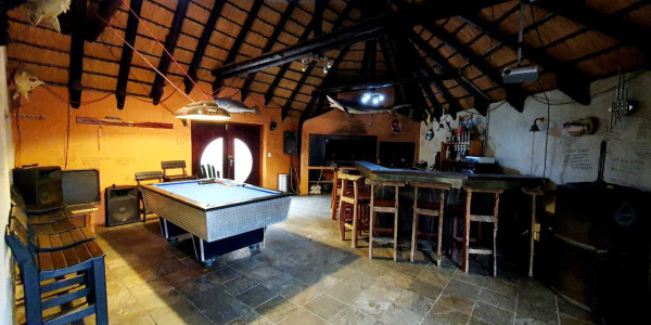 Entertainer's Delight: Thatch Room with Braai & Bar!