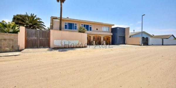 Vineta, Swakopmund:  Enormous Home with Flat is for Sale