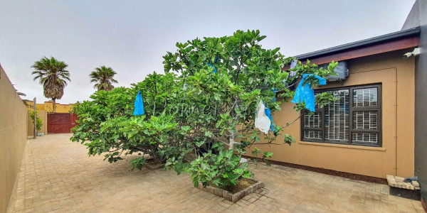 Ext 4, Henties Bay:  Stunning, spacious 4 Bedr Home is for Sale