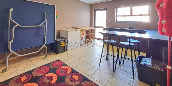 Fairway Estates, Walvis Bay:  VERY NEAT HOME WITH FLAT IS FOR SALE