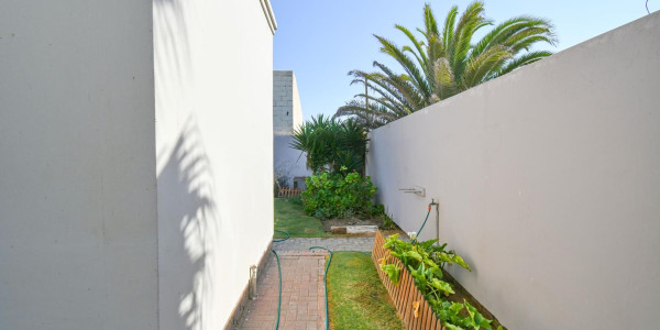Meersig, Walvis Bay:  Beautiful 4 Bedr home in popular area close to Lagoon is for Sale
