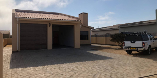 Henties Bay Long Term Rental: Cozy Home with Open Plan Living!