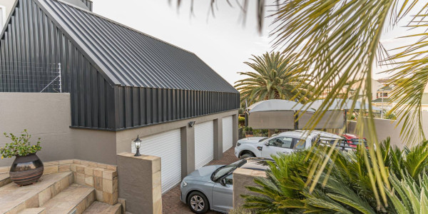 Discover Elegance: 6-Bedroom Ambassadorial Home in Klein Windhoek