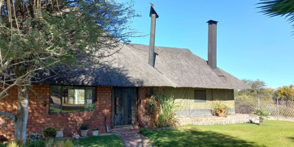 Agents Marlene, Leon and Jan presents this property, 30 km from Okahandja on the B2-road.