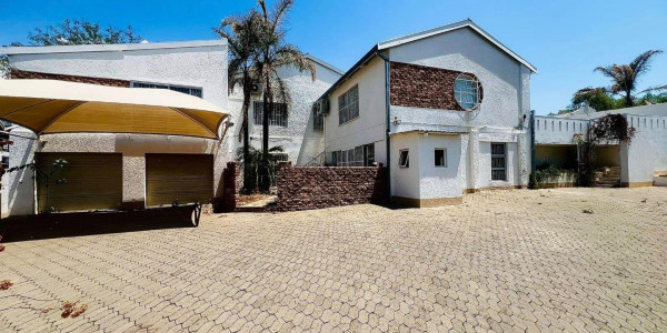 5 Bedroom House For Sale in Luxury Hill