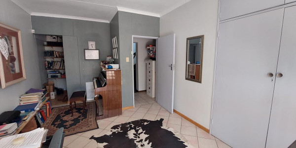 For Sale  Olympia - Freestanding family home with 1 bedroom flat