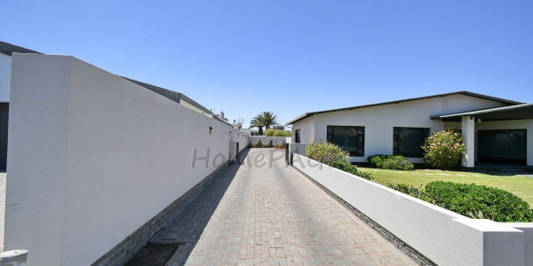 Meersig, Walvis Bay:  Beautiful 4 Bedr home IN A VERY GOOD AREA