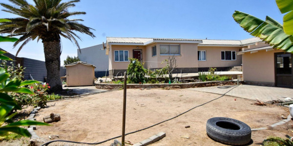 Vineta, Swakopmund:  Enormous Home with Flat is for Sale