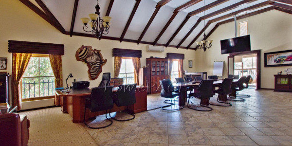 Otjiwarongo: Magnificent 4 Bedr Double Storey Villa for Sale