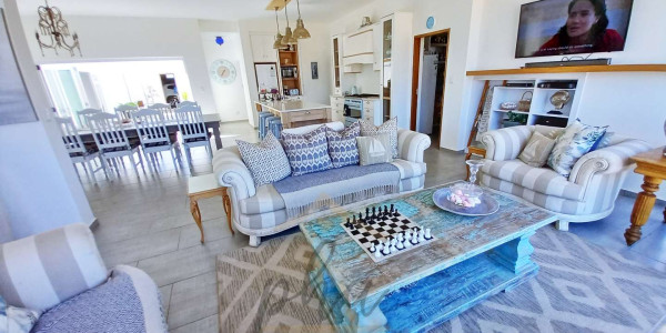 Luxurious House for sale in Hentiesbay walking distance from the beach!