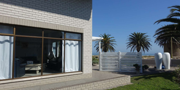 SEA VIEW PROPERTY OVERLOOKING THE BEACH PROMENADE