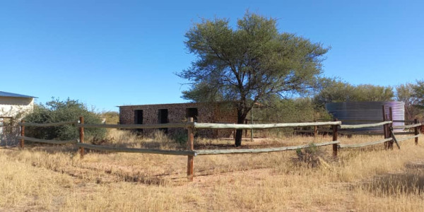 Agents Marlene, Leon and Jan presents this property, 30 km from Okahandja on the B2-road.