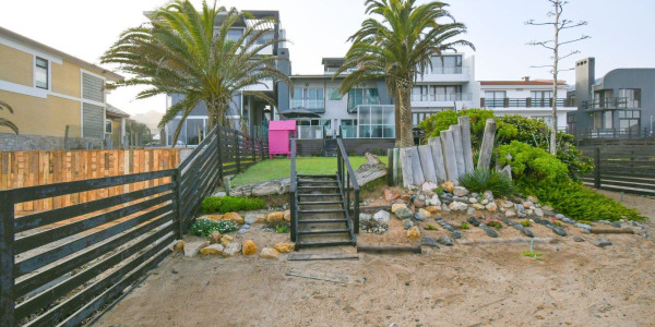 Long Beach, Walvis Bay:  Beautiful ECLECTIC Stunner home WTH FLAT is for Sales:  A RARE FIND