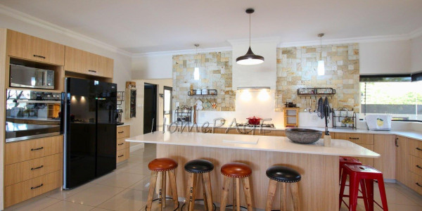 Otjiwarongo:  STUNNING, MODERN 4 BEDR HOME WITH FLAT is for sale