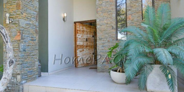 Ext 1, Outjo:  EYE CATCHING, 5 Bedr Double Storey home is for Sale