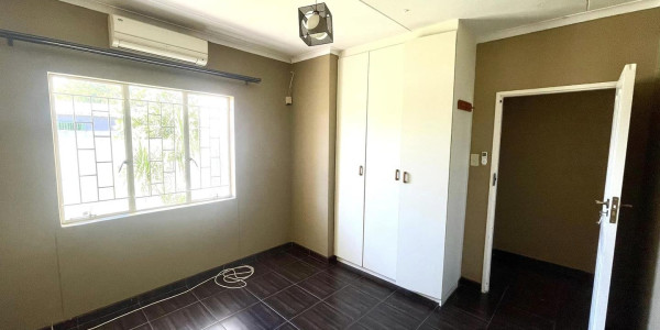 4 Bedroom House For Sale in Cimbebasia