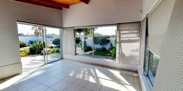 Here is a 520m² spacious living house on a 1,056m² erf.