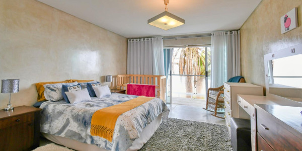 Long Beach, Walvis Bay:  Beautiful ECLECTIC Stunner home WTH FLAT is for Sales:  A RARE FIND