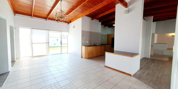 Here is a 520m² spacious living house on a 1,056m² erf.