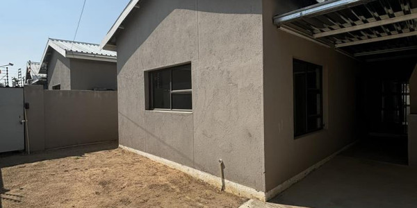 This townhouse in Okahandja offers you a fantastic opportunity! With its modern design and prime location, it offers both comfort and convenience.