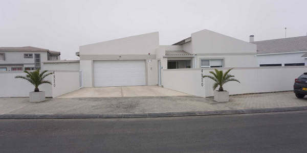 MODERN SPACIOUS FAMILY CLOSE TO PRO-ED ACADEMY, THE BEACH & SHOPPING CENTRE