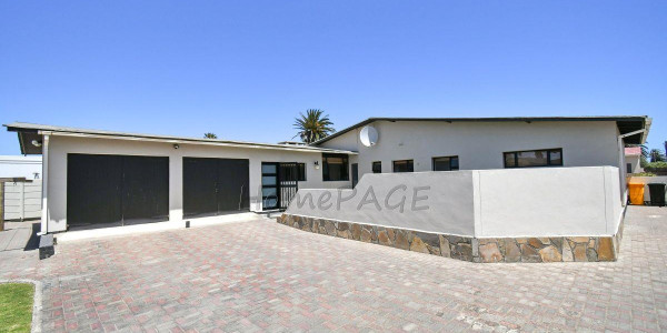 Meersig, Walvis Bay:  Beautiful 4 Bedr home IN A VERY GOOD AREA