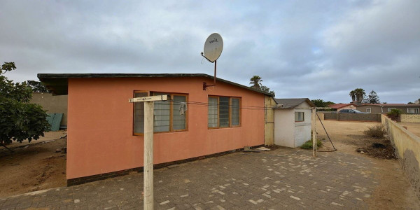 Ext 1, Henties Bay:  FIxer-upper on a large stand