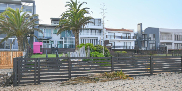 Long Beach, Walvis Bay:  Beautiful ECLECTIC Stunner home WTH FLAT is for Sales:  A RARE FIND