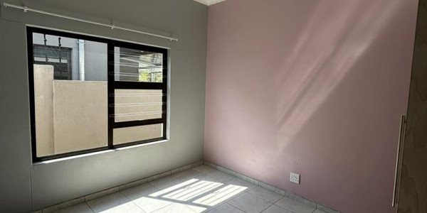 This townhouse in Okahandja offers you a fantastic opportunity! With its modern design and prime location, it offers both comfort and convenience.