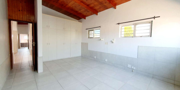 Here is a 520m² spacious living house on a 1,056m² erf.