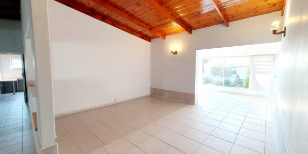 Here is a 520m² spacious living house on a 1,056m² erf.