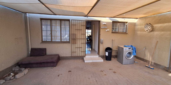 KHOMASDAL ALDO COURT FOR SALE