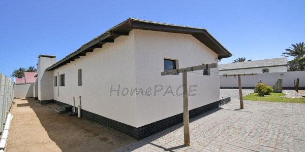 Meersig, Walvis Bay:  Beautiful 4 Bedr home IN A VERY GOOD AREA