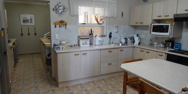 WELL ESTABLISHED GUESTHOUSE CLOSE TO SHOPPING MALL & BEACH