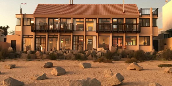 A true desert rose! Elegant warm house with endless dune views