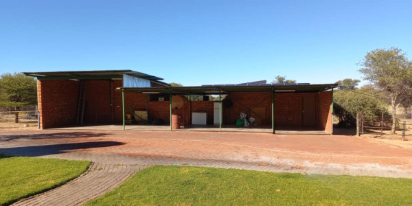 Agents Marlene, Leon and Jan presents this property, 30 km from Okahandja on the B2-road.