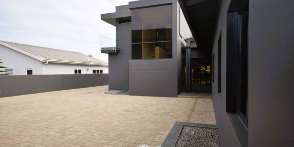 Modern, open and light double storey famiy home with flat!