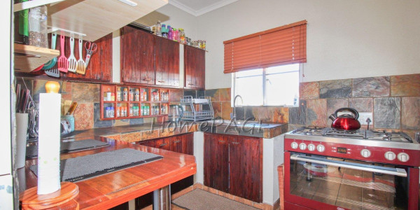 Otjiwarongo:  Immaculate 8 Bedroom Guesthouse for sale