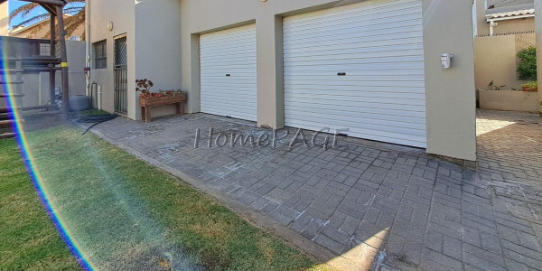 Fairway Estates, Walvis Bay:  VERY NEAT HOME WITH FLAT IS FOR SALE