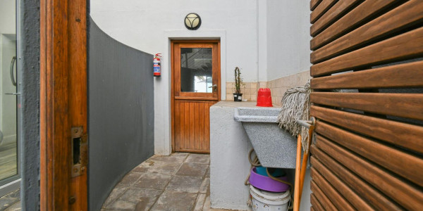 Long Beach, Walvis Bay:  Beautiful ECLECTIC Stunner home WTH FLAT is for Sales:  A RARE FIND