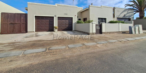 Fairway Estates, Walvis Bay:  VERY NEAT HOME WITH FLAT IS FOR SALE