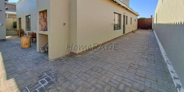 Fairway Estates, Walvis Bay:  VERY NEAT HOME WITH FLAT IS FOR SALE