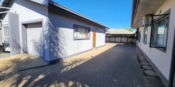 A smart move in acquiring this 4bedrooms house and outside flat in academia