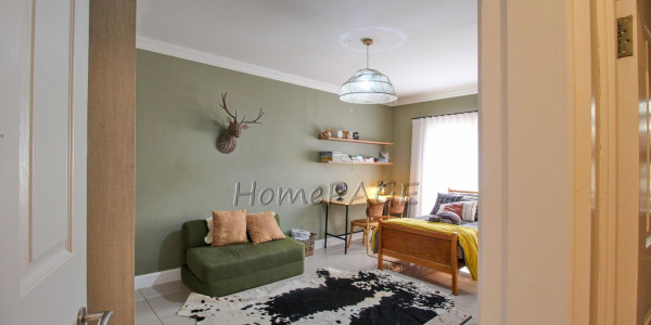 Otjiwarongo:  STUNNING, MODERN 4 BEDR HOME WITH FLAT is for sale