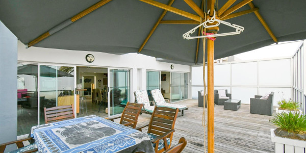 Long Beach, Walvis Bay:  Beautiful ECLECTIC Stunner home WTH FLAT is for Sales:  A RARE FIND