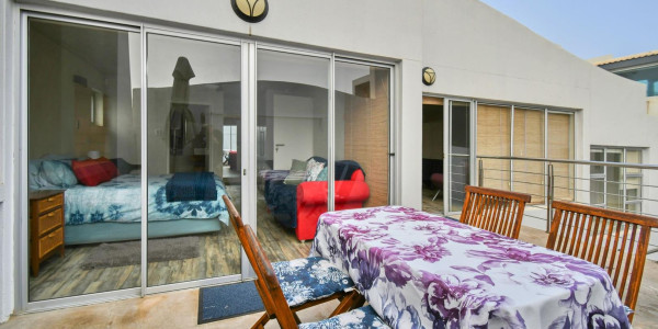 Long Beach, Walvis Bay:  Beautiful ECLECTIC Stunner home WTH FLAT is for Sales:  A RARE FIND