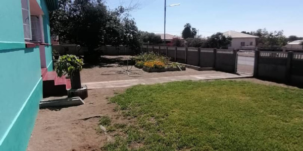 GORGEOUS FAMILY HOME WITH FLATLET FOR SALE IN KEETMANSHOOP - NAMIBIA