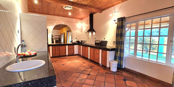 Invest in Luxury: Guesthouse in Klein Windhoek with 16 Rooms