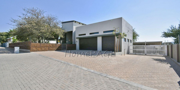 Ext 1, Outjo:  EYE CATCHING, 5 Bedr Double Storey home is for Sale